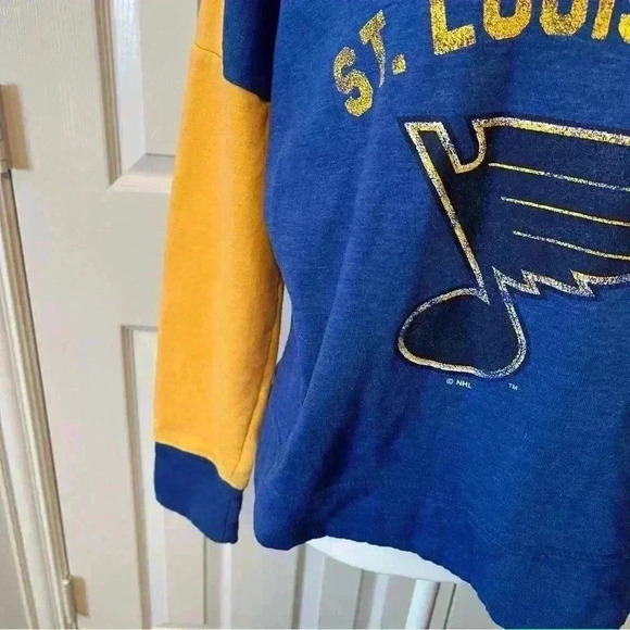 NHL St. Louis Blues hockey thin sweatshirt women's size medium 8/10 in EUC - Picture 2 of 10